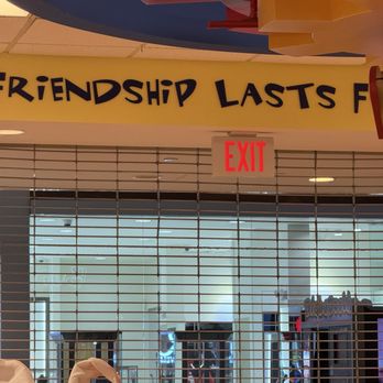 Build-A-Bear Workshop - Closed the gate before business hours are up to prevent more customers from patronizing the store, despite it being 30+ mins before closing - Toy Stores Near Me - Overland Park, Kansas