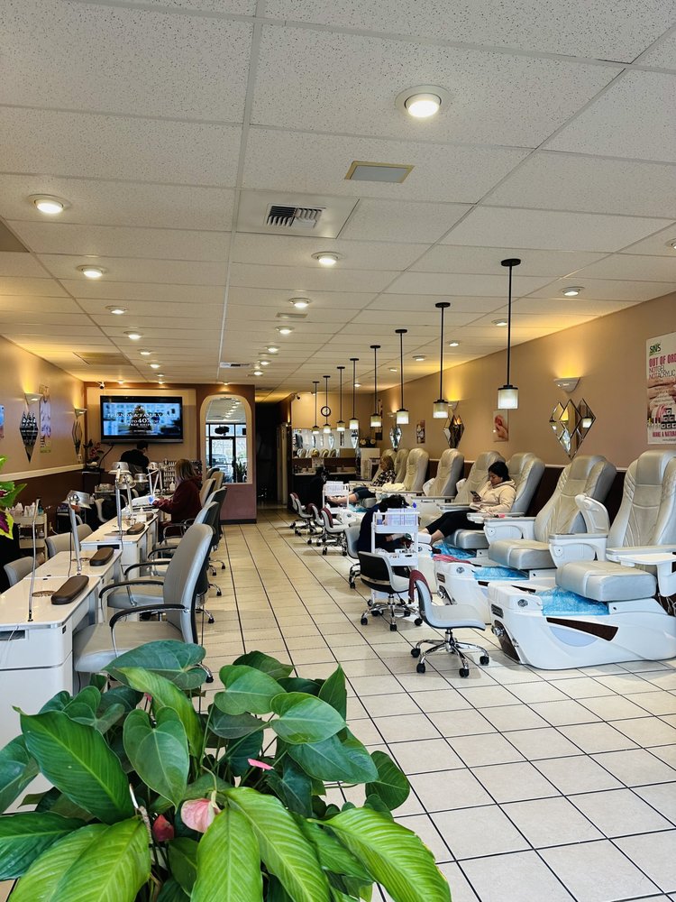 Stellar Nails & Spa Logo