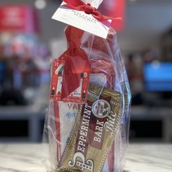 Williams-Sonoma - Masterpiece wrapping by staff in 2023