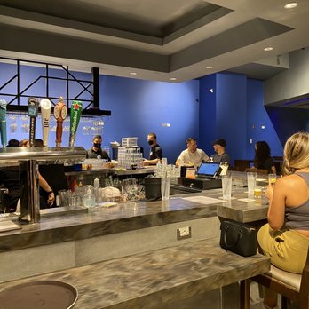 Moani Waikiki - Bar - Seafood Near Me - Honolulu, Hawaii