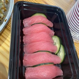 Maguro nigiri Maguro nigiri