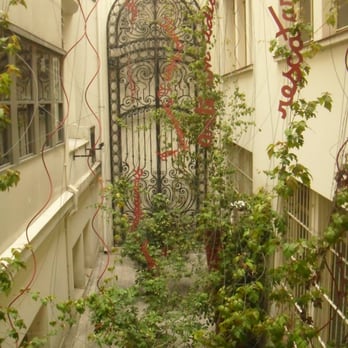 Alianza Francesa - Patio interno y reja del edificio viejo - Language Schools Near Me - Buenos Aires, X