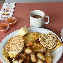 Kenny's Pit Stop - Deliciousness: farmers omelette, home fries, English muffin, and a hot coffee. Hot sauce! Yummy :))