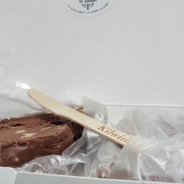 Fudge box came with nifty little wooden knives! Fudge box came with nifty little wooden knives!