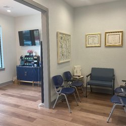 Katy Supportive Medicine - Spacious waiting area with complimentary beverage