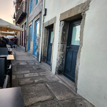 Muro do Bacalhau - 2nd story with pedestrian walkway - Restaurants Near Me - Porto, 13