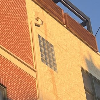 Urban Rooftops - Poor drainage configuration, allowing dirty water to flow down side of building from brand new planter boxes. - Decks & Railing Near Me - Chicago, Illinois