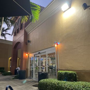 BurgerFi - Backyard - Burgers Near Me - Aventura, Florida
