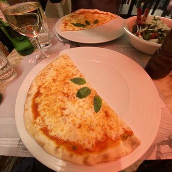 Dama e Vagabundo - Pizza margarita and salad with white wine - Pizza Near Me - Lisbon, 11