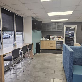 Expressway Dodge - Laptop counter - Auto Repair Near Me - Evansville, Indiana