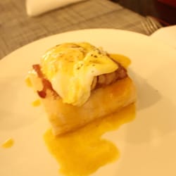 The Hideout Cafe - Bacon Eggs Benedict