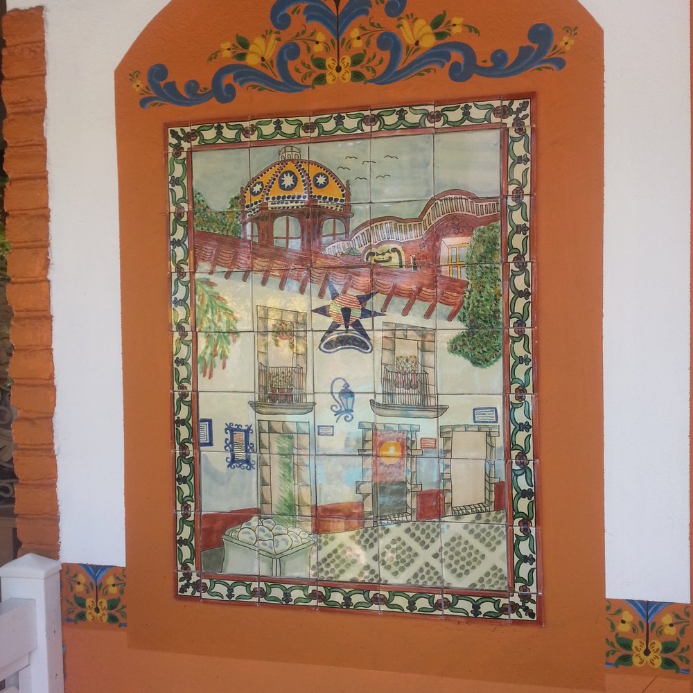 Blue Seas Courtyard - Tile mosaic decor - Hotels Near Me - Laud by Sea, Florida Blue Seas Courtyard - Tile mosaic decor - Hotels Near Me - Laud by Sea, Florida