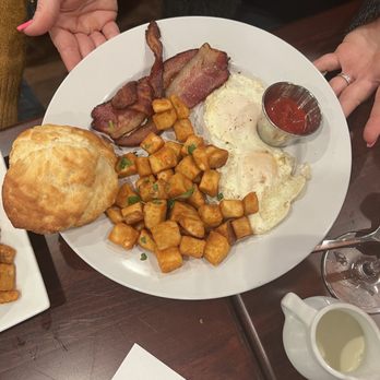 Gilligan's Brewery - Bfast Platter - New American Near Me - Cincinnati, Ohio