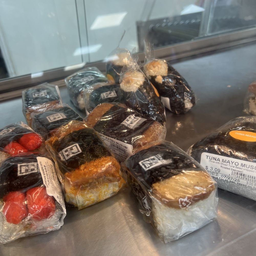 7-Eleven Hawaii - Some selections in the warmer display case - Convenience Stores Near Me - Lihue, Hawaii 7-Eleven Hawaii - Some selections in the warmer display case - Convenience Stores Near Me - Lihue, Hawaii