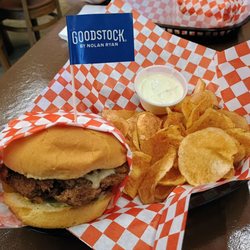 Tommy's Hamburgers - Mushroom Cheeseburger with chips