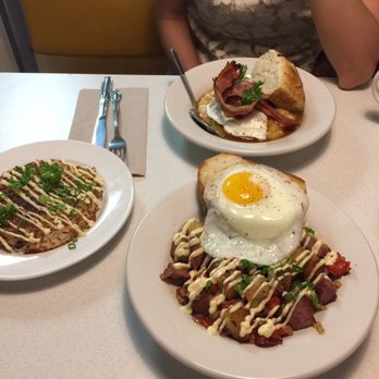 White Lily Diner - Beef hash, grits and bacon, extra hash brown in the side - Breakfast & Brunch Near Me - Toronto, Ontario White Lily Diner - Beef hash, grits and bacon, extra hash brown in the side - Breakfast & Brunch Near Me - Toronto, Ontario