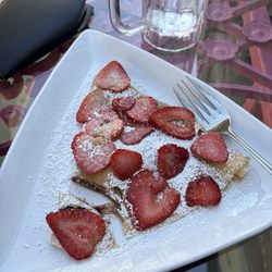 Creperie Le Pompon - Nutella Strawberry Crepe