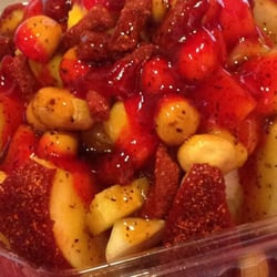 Munch & More - Manzana con chile, pepino, jícama, golos y cacahuate japonés.