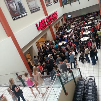 Last Chance Clearance Store - People waiting to get in - Shoe Stores Near Me - Phoenix, Arizona Last Chance Clearance Store - People waiting to get in - Shoe Stores Near Me - Phoenix, Arizona