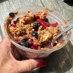 Kb's Bagel - Açaí bowl no açaí more than 3/4 is "Granola" (I ate most of the fruit).