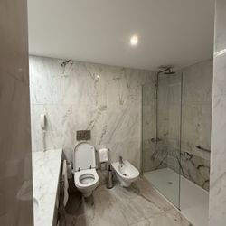 Room 47 restroom (spa king room)