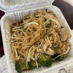 Patty's Thai kitchen - Pad Thai with watery sauce at the bottom of the container