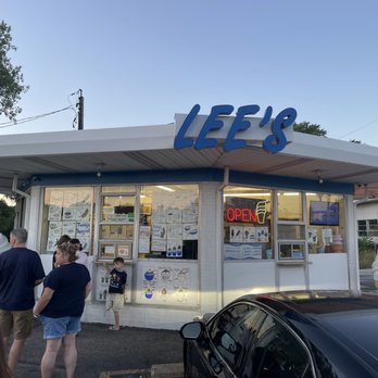 Lee's Dairy Treat - customers entering the store - Ice Cream & Frozen Yogurt Near Me - Brookfield, Wisconsin