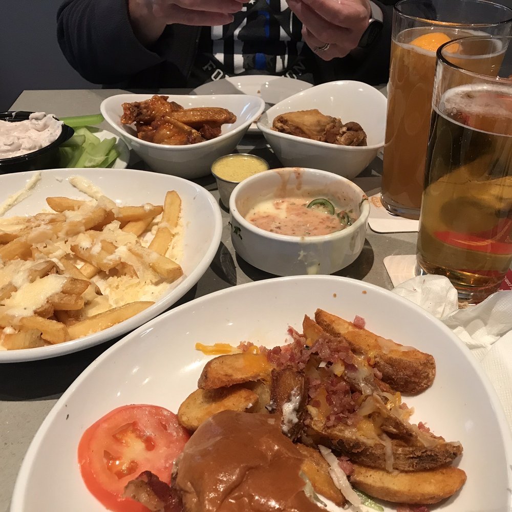 Black & Blue Burger, Wings, Garlic fries