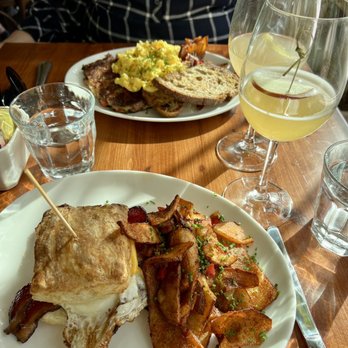 Waverly Kitchen & Bar - Bacon egg & cheese and Corned beef hash - Cocktail Bars Near Me - Boston, Massachusetts Waverly Kitchen & Bar - Bacon egg & cheese and Corned beef hash - Cocktail Bars Near Me - Boston, Massachusetts
