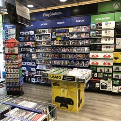 Gamestop Italy - Very clean store!