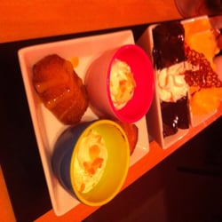 Le Fils du Boucher - Palette de dessert pour 2 : entremet speculoos, choux a la crème, ananas, financiers et gâteau au chocolat. 10€