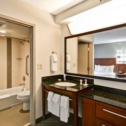Hyatt Place Milford / New Haven - Bathroom