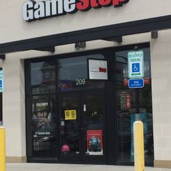 Game Stop - GameStop of Westwood -- University Station : 209 University Avenue, Westwood Storefront