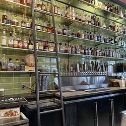 Stack 571 Burger and Whiskey Bar - Kirkland - Bar area