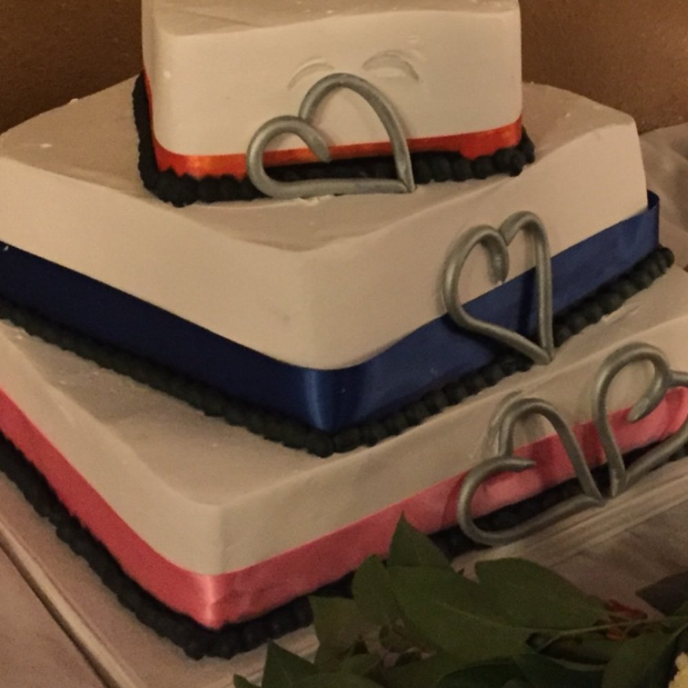 This is the cake delivered for my wedding day.  Looks absolutely NOTHING Like what was ordered.