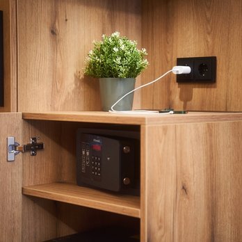 Hotel Erber - Zimmersafe im Deluxezimmer in Ismaning bei München - Hotels Near Me - Ismaning, BY