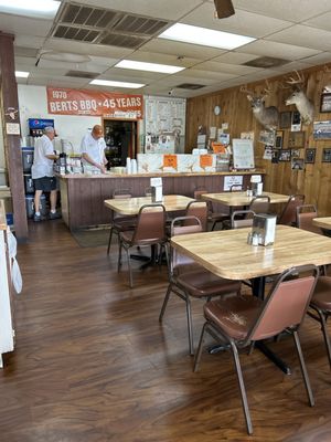 Bert's BBQ by null