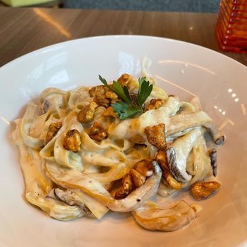 Weights + Measures - Fettuccini Alfredo with mushrooms - Bars Near Me - Houston, Texas Weights + Measures - Fettuccini Alfredo with mushrooms - Bars Near Me - Houston, Texas
