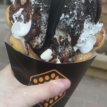 The Bubble Hive  - Street puffle with cookies and cream ice cream - Desserts Near Me - Sacramento, California