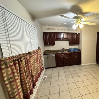 Fine Painting - Before picture of kitchen - Painters Near Me - Chicago, Illinois Fine Painting - Before picture of kitchen - Painters Near Me - Chicago, Illinois