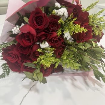 800Rosebig - The flower arrangement with not so nice fillers. - Florists Near Me - Newport Beach, California 800Rosebig - The flower arrangement with not so nice fillers. - Florists Near Me - Newport Beach, California