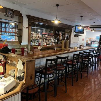 The Mountain House - the bar and dining area - Pizza Near Me - Sparkill, New York