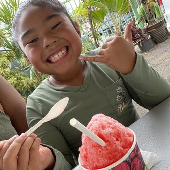 Maili Shave Ice and Snacks - Small shaved ice..good portion..with ice cream!!!! - Desserts Near Me - Waianae, Hawaii