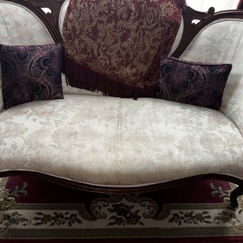 The Brickhouse Inn - Dirty worn down couch. - Hotels Near Me - Gettysburg, Pennsylvania