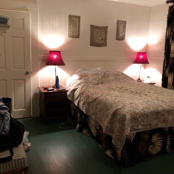 Aloha Wellness Inn - Bedroom with the air conditioning - Hotels Near Me - Hilo, Hawaii Aloha Wellness Inn - Bedroom with the air conditioning - Hotels Near Me - Hilo, Hawaii