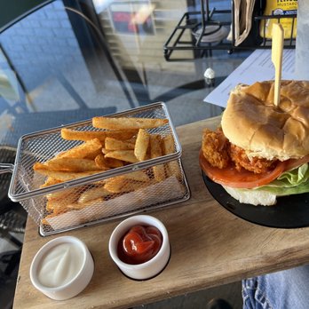 Chef Shaqs Kitchen - Nashville Hot chicken - American Near Me - Louisville, Kentucky