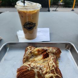 Tomato & thyme tart - yummy and lavender & thyme latte from Peixote. Tomato & thyme tart - yummy and lavender & thyme latte from Peixote.