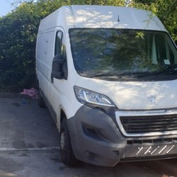 Sams Van Hire - Is it illegal to not have a number plate?