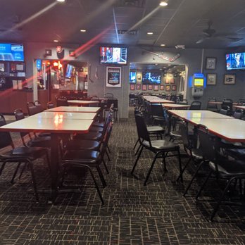 Mama's Pizza - Interior at 1030p Friday - Pizza Near Me - Omaha, Nebraska