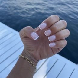 Dip French manicure